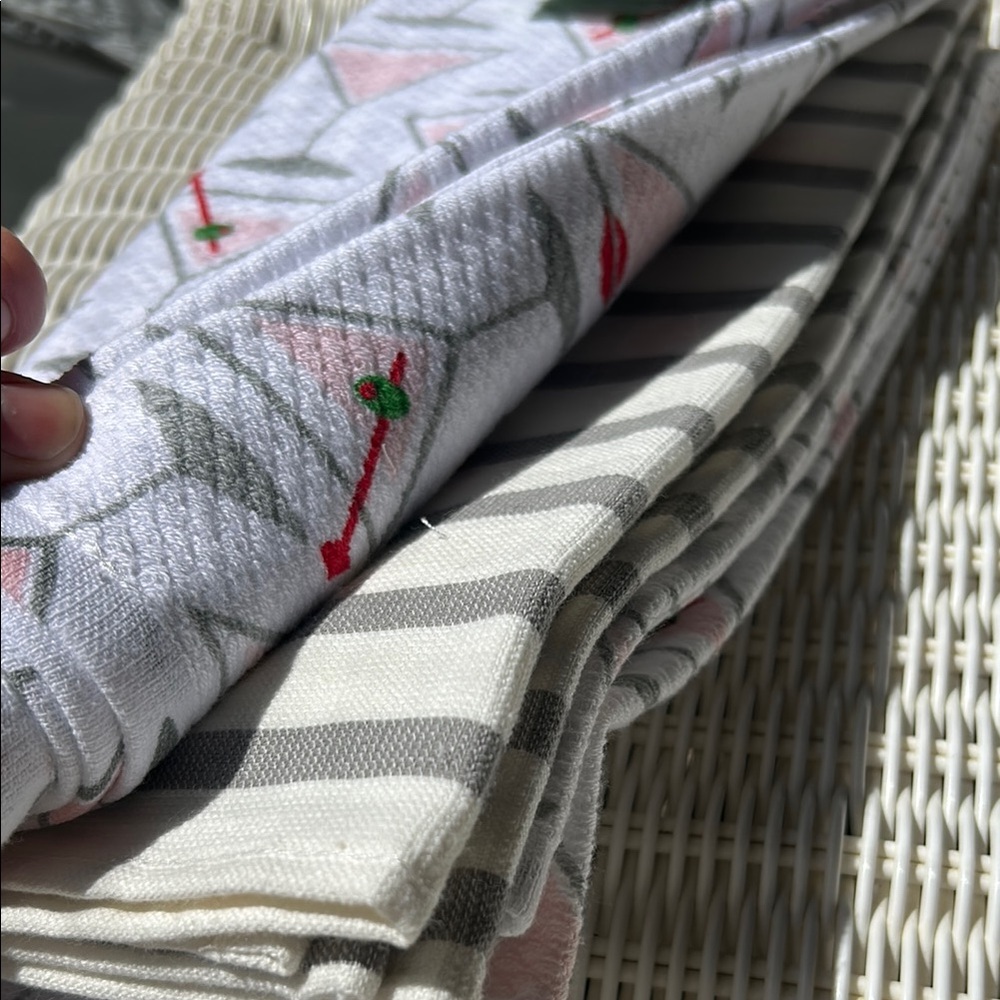 Kate Spade Martini Print Towel Set of Three NWT - Picture 3 of 5